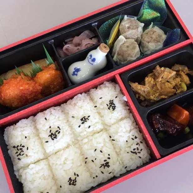 コラボ弁当の内容は今回オリジナル。クリスタルをモチーフにしたシートに横浜名物のシウマイが！