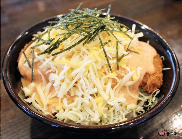 【写真】「やみつき明太マヨかつ丼」。＋チーズで、さらに食べ応えがアップ