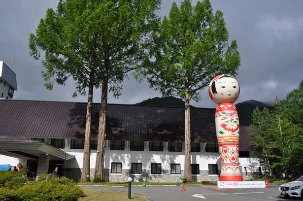 くろよんロイヤルホテルの玄関横には巨大こけしが