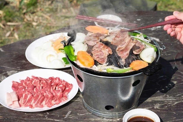【写真を見る】「元祖あんべのジンギスカンバケツセット」(税別6374円)