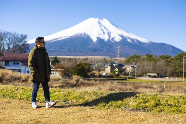 起き抜けに朝風呂とサウナを堪能。雲一つない快晴の富士山を眺めながら施設の周辺を散歩