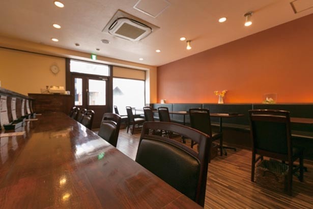 落ち着いた雰囲気の店内は、ゆったりとしたスペースで食事を楽しめる造り/洋食SAEKI