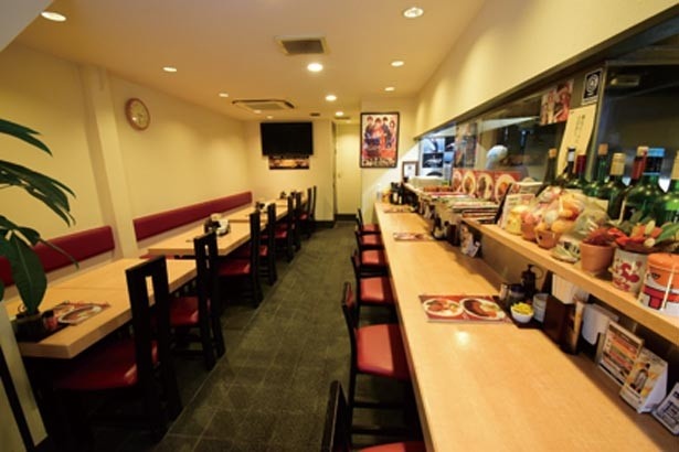 平日はサラリーマンやOLで、店内は大にぎわい/くま食堂