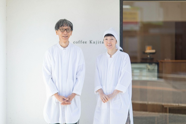 コーヒー担当の梶田真二さん(左)と、スイーツ担当の智美さん(右)