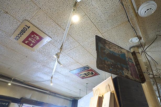 天井には、祖父が店を営んでいた時代に使われていたホーロー看板が