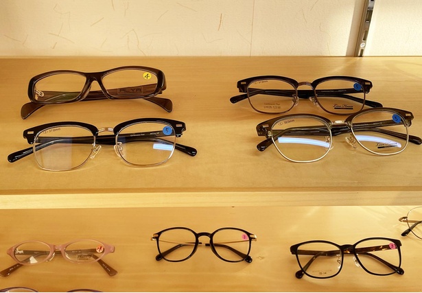 ファストメガネチェーンよりも安い価格で、鯖江製のメガネを作ることができる