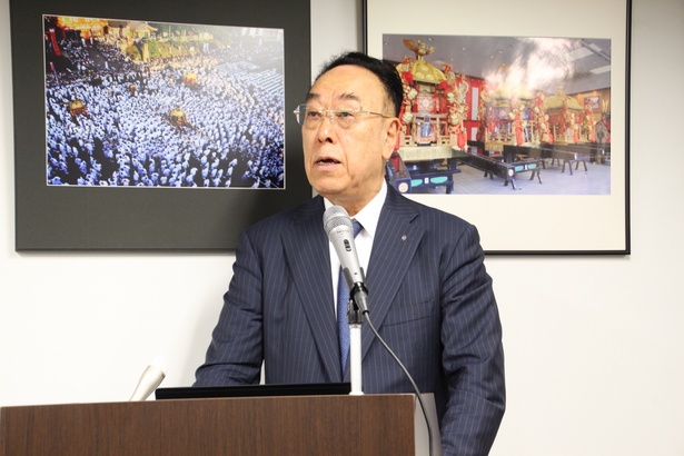 施設開設の目的などを話す錦市場商店街振興組合の理事長　宇津克美氏