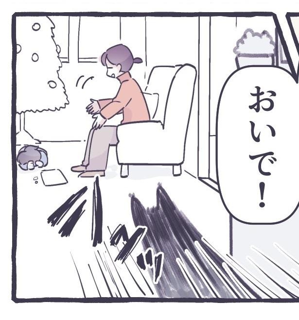 ぐずる我が子に「おいで!」と声をかけたら、寄ってきた黒い影…猫のいる家庭ならではの光景にくすり