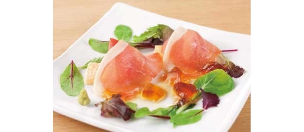 「エビススタウト クリーミートップ」にぴったりな「生ハムと旬野菜のマリアージュ」(580円)