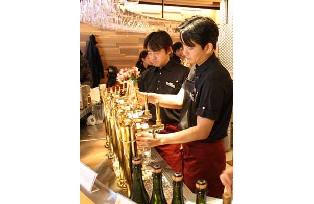 その場で注ぎたてのヱビスビールが味わえるのだ