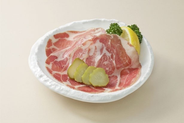 ワインも販売するヱビスバー。「生ハム」(500円)や「スモークサーモン」(550円)などのおつまみも