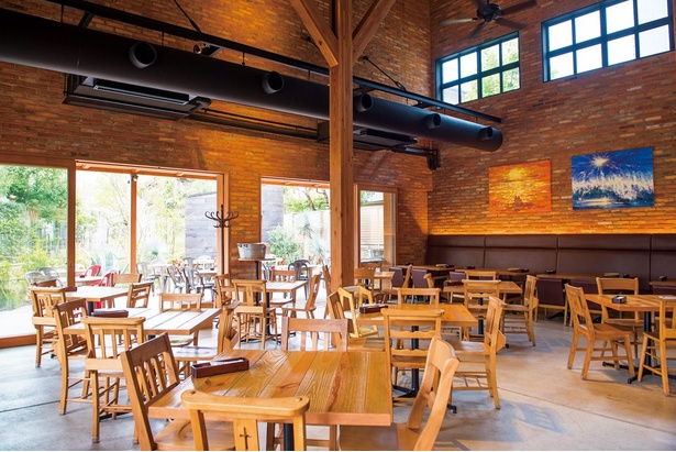 「AWkitchen GARDEN 鎌倉」の店内。天井が高く開放感があり、居心地抜群の一軒家レストラン