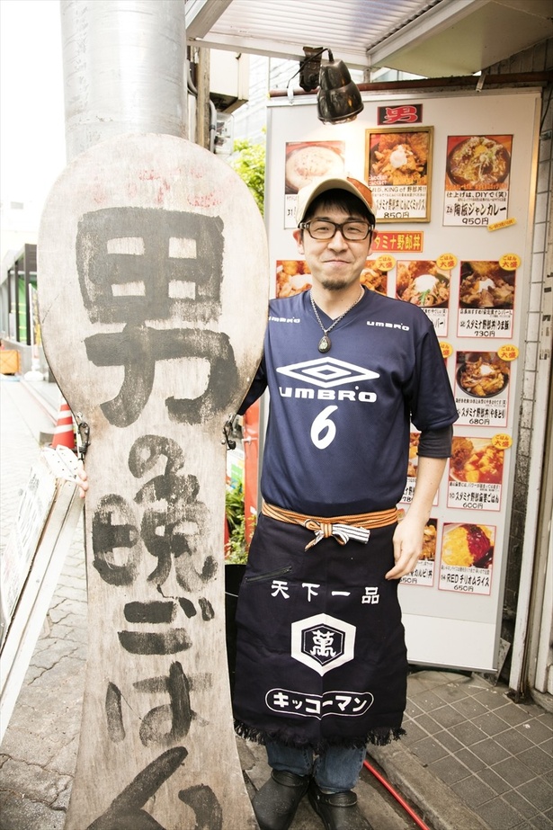 【写真を見る】「看板の『スタミナ野郎丼（にんにくミックス）』は醤油味かにんにく味噌味が選べます。にんにくの量はお好みでどうぞ!」(店長・横山宏次さん)