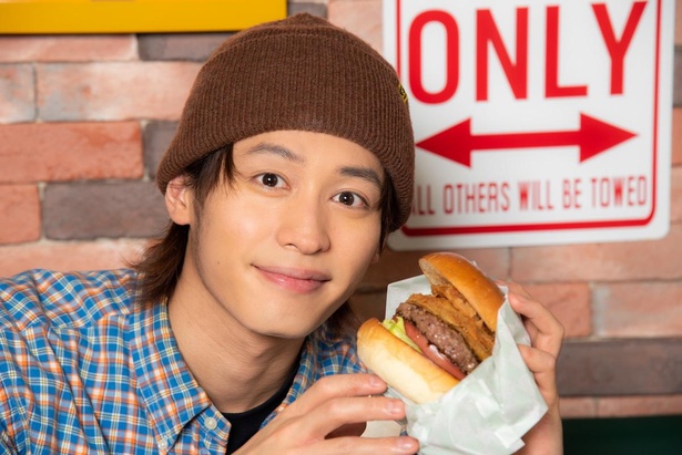 俳優・小林亮太が「Shake Tree Burger & Bar  (シェイクツリー バーガー＆バー)」の「ペッパーコーン」(1450円 ポテト付き)を食レポ！