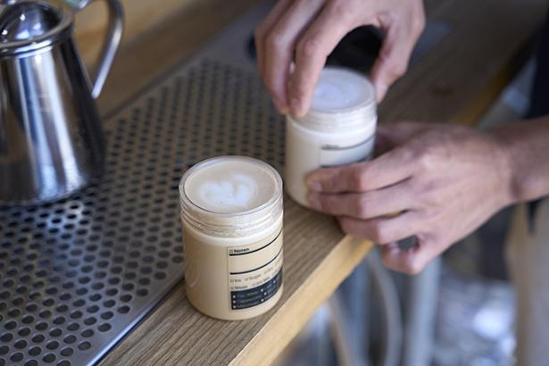 「コーヒーの風味がよく分かるように」と、蓋つきで飲み口が広いテイクアウト用プラボトルを自らデザイン