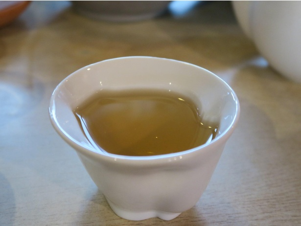 すっきりした味わいの柿の葉茶は古代スイーツとよく合う