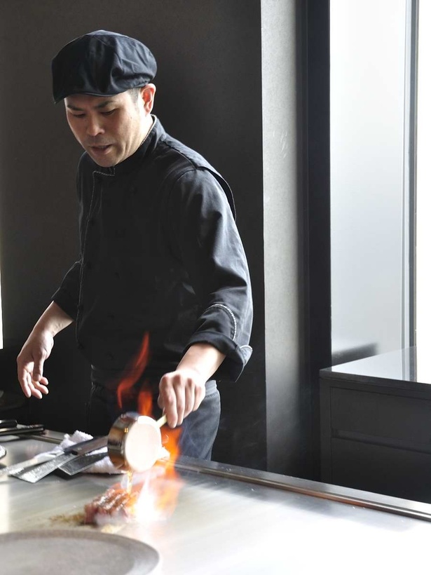 料理人との会話やパフォーマンスを楽しみながら食事ができる鉄板焼き・寿司の「蔵」