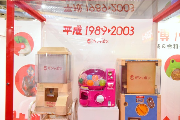 1989年～2003年までの商品をまとめた展示棚