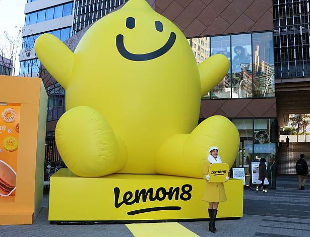 高さ約6メートルの巨大な「Lemo」とクリスマスレモンツリーが登場！貴島は、Lemoのバルーン前でフォトセッションに応じた