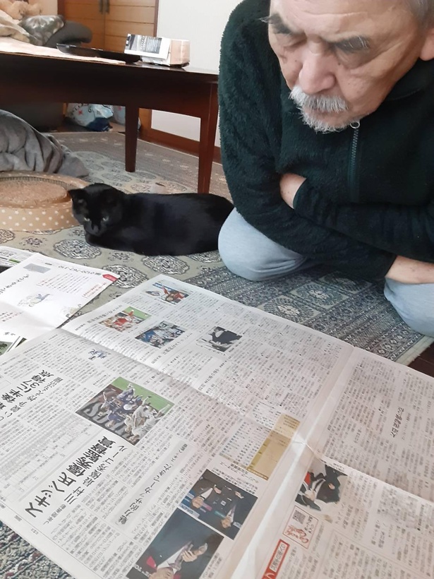 新聞を読むTuriさんの父親とるる。表情も仕草もそっくり...