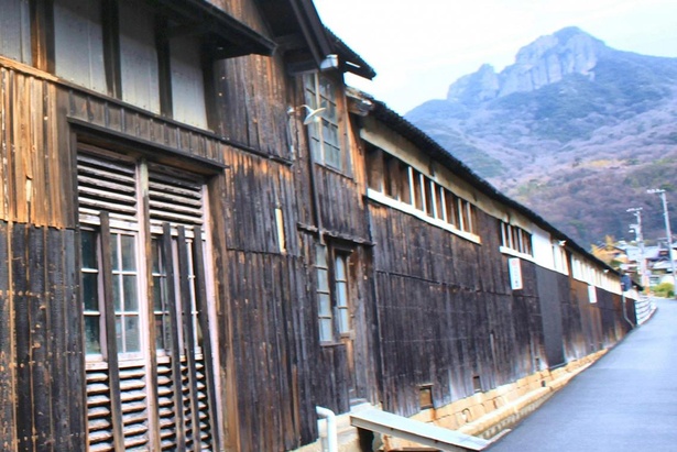 江戸時代から本醸造のこいくちしょうゆ製造が行われてきた小豆島。島内の醤油蔵の様子
