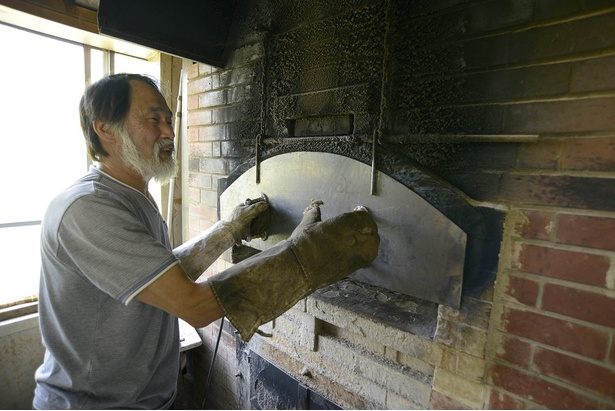 「奥土農場 石窯パン工房」/石窯でパンを焼く店主の奥土さん