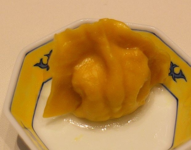 カラシ色のユニークな一品「からし風味の蓮根入り水餃子」