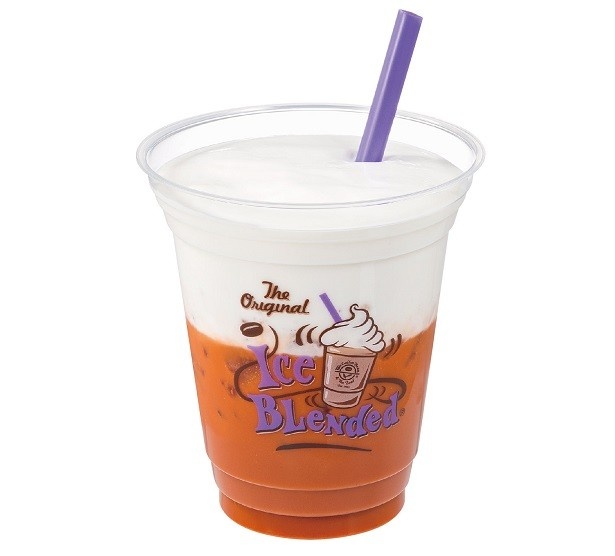 【写真を見る】「オリエンタル タイティー ラテ（Oriental Thai Tea Latte）」(Regular税別530円、Large税別580円)のアイス