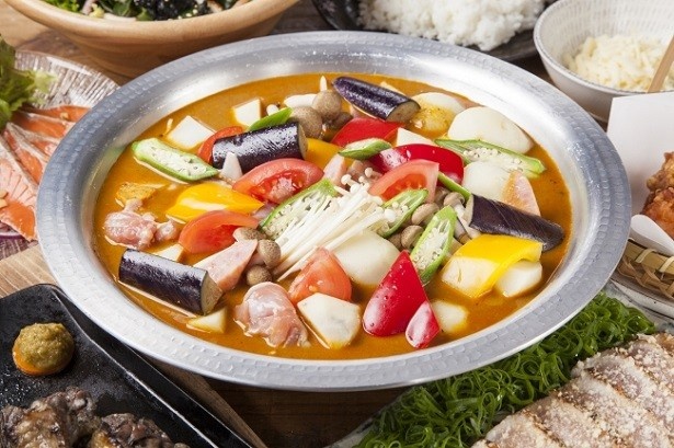 【写真を見る】「シントク地鶏の出汁×スパイス×夏野菜」の「スープカレー鍋」 