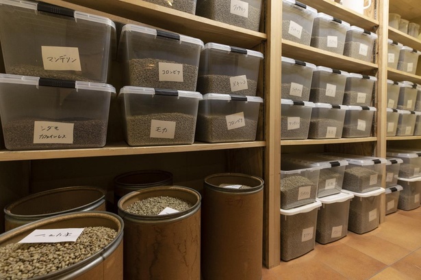 生豆貯蔵庫。たくさんの種類の生豆が、適切な温度と湿度を管理した環境のもとで保管されている