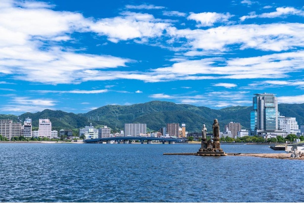 宍道湖岸に位置する松江市は「水の都」と呼ばれる