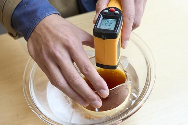 アイスコーヒーを作る際は、都度、非接触の温度計で計測