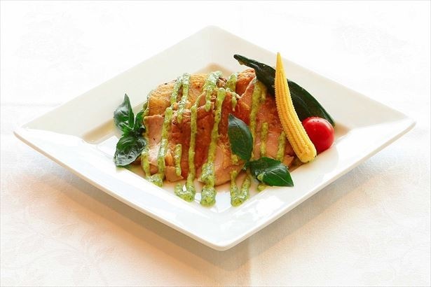 鶏のもも肉を柔らかく仕上げた「鶏のバジル焼き」
