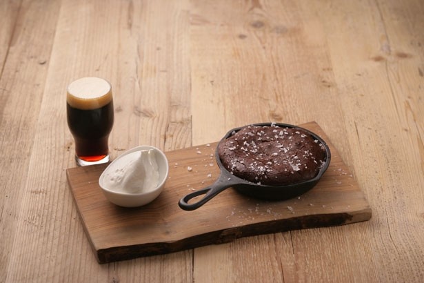 SVB特製焼きチョコレートケーキには、ふくよかな味わいの黒ビール・アフターダークがマッチ
