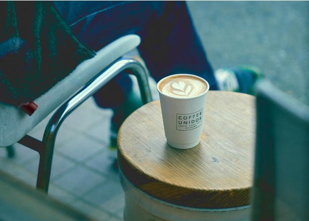 テイクアウトのカフェラテ(550円)