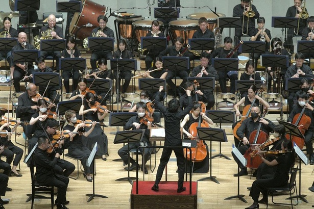 大人も楽しめるフルオーケストラの本格的な演奏を行う「こども名曲コンサート」