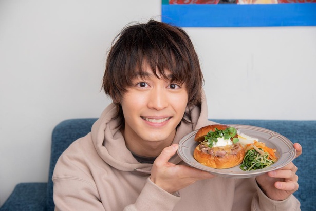 俳優・小林亮太が「KAKUMEI Burger＆Cafe(カクメイ バーガーアンドカフェ)」の「KAKUMEI 味噌麹バーガー」を食レポ！