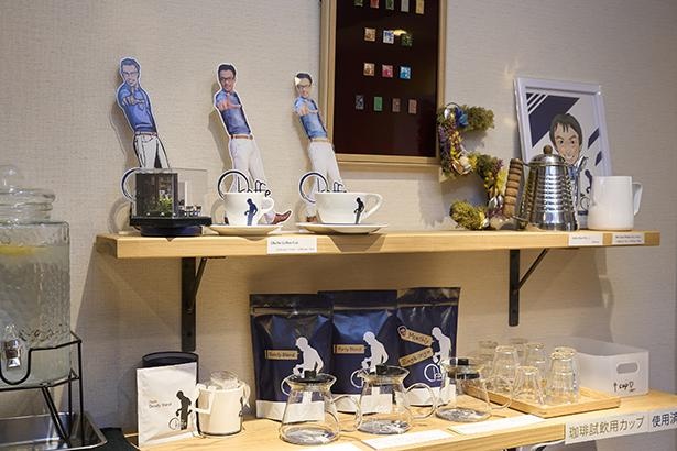 コーヒー豆や抽出器具、グッズも販売。店でも使用しているオリジナルカップ 6oz(3500円)は、お土産としても好評