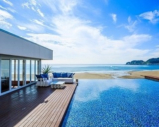”鎌倉で最も海が近い”と評判の絶景レストラン夏限定開業！オーシャンビューBBQも