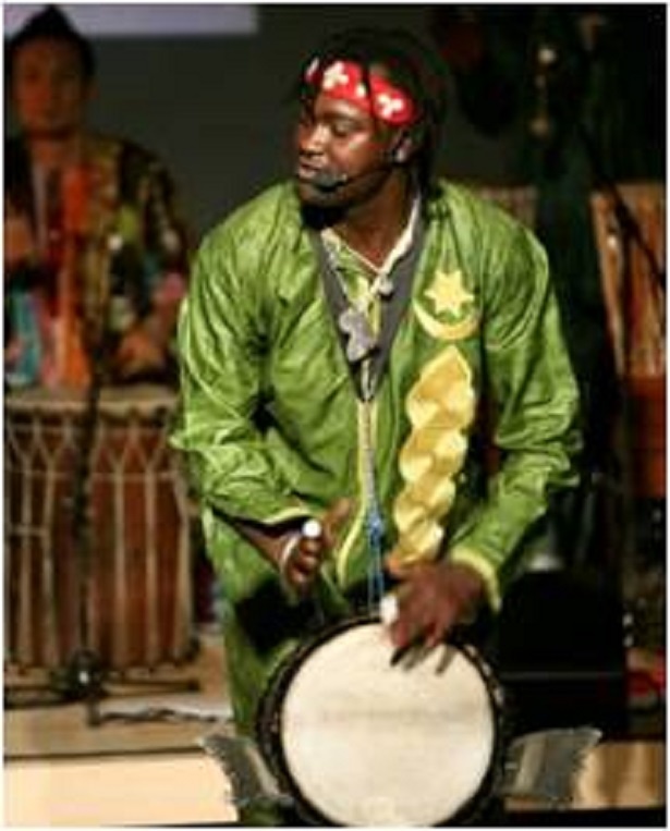 日本におけるアフリカ音楽・文化の普及に大きく貢献しているパーカッショニストのラティール・シー