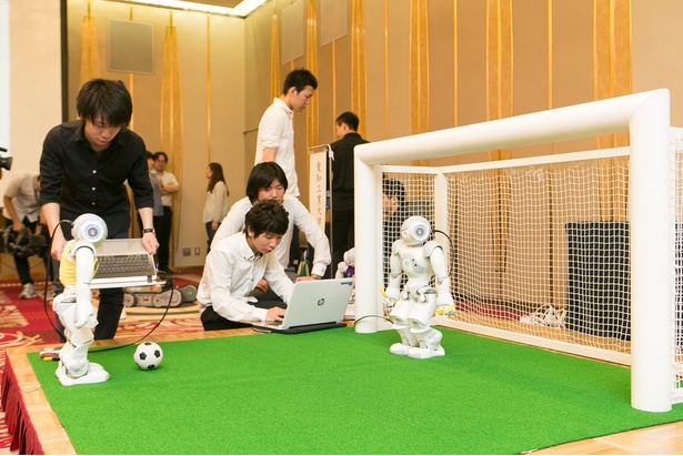 【写真を見る】愛知県立大学 Camellia Dragonsによるサッカーロボット「NAO」のデモンストレーション