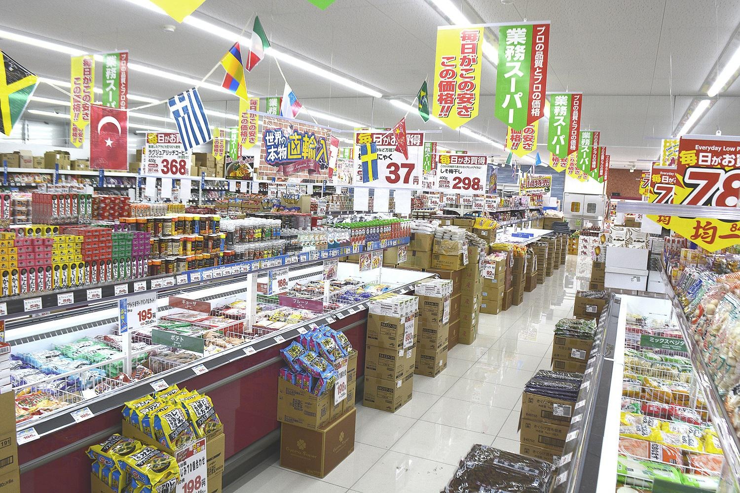 独自のビジネスモデルで躍進する業務スーパーが1000店舗突破。食品値上げが相次ぐなか低価格を維持できる理由とは
