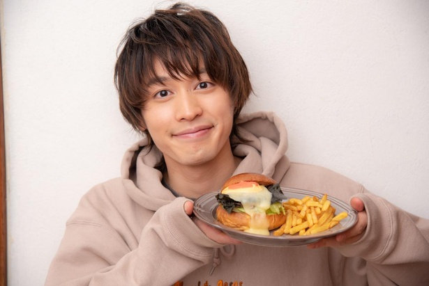  俳優・小林亮太が「KAKUMEI Burger＆Cafe(カクメイ バーガーアンドカフェ)」の「大田区海苔明太マヨバーガー」を食レポ！