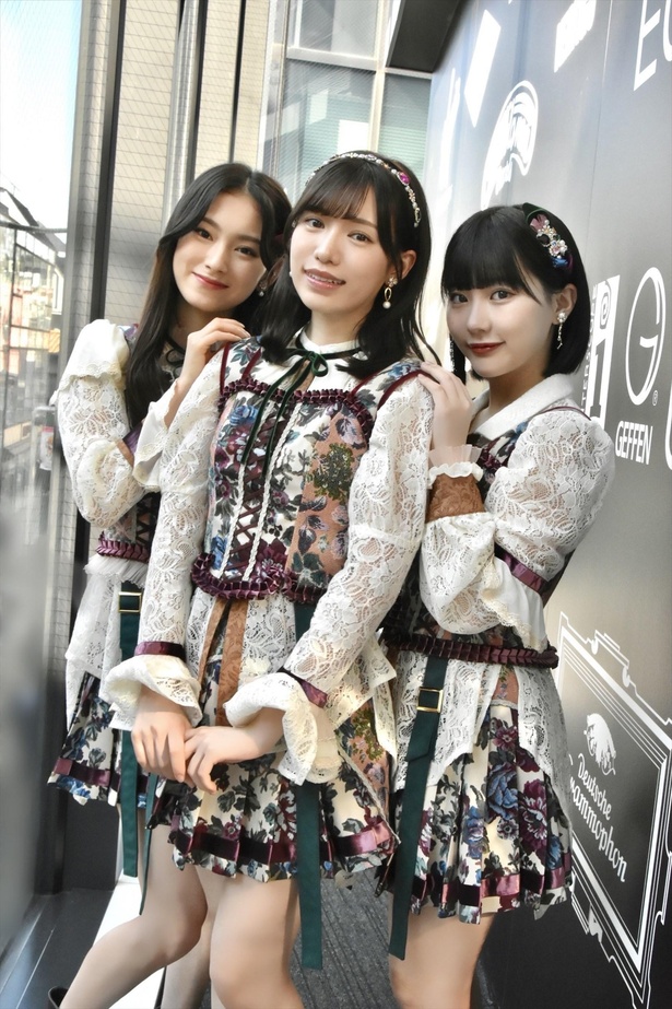 衣装のパターンもそれぞれ異なる(左から、最上奈那華、運上弘菜、田中美久)