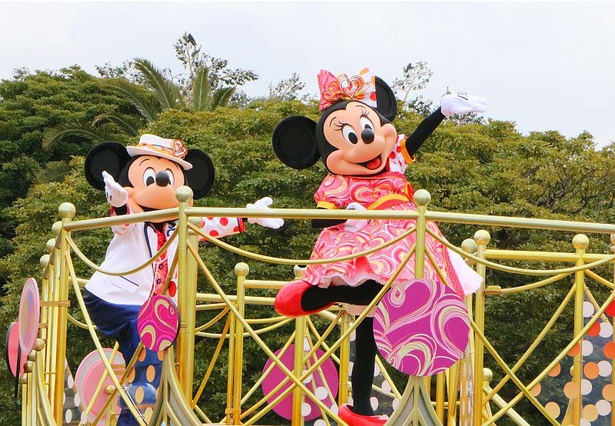 東京ディズニーランドではフロートに乗ってミッキーマウス＆ミニーマウスがやってくる！