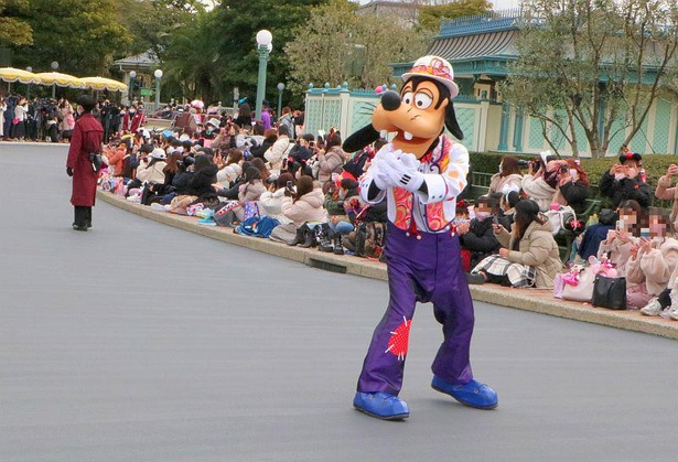 東京ディズニーランドのパレードルートに登場したグーフィー
