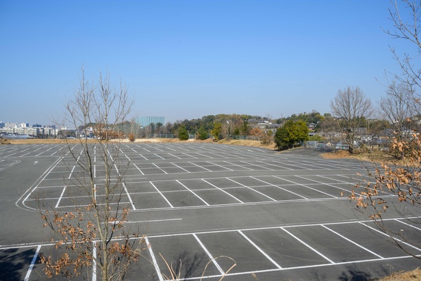2つの駐車場に約1800台駐車可能(無料)。農産物直売所も併設している