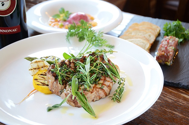 県内初出店「カフェ＆バル　シエナ」では、6月15日(木)から21日(水)までの期間中、厳選アルコール＆ソフトドリンクを50％オフで提供。お食事サービス券のプレゼントも。