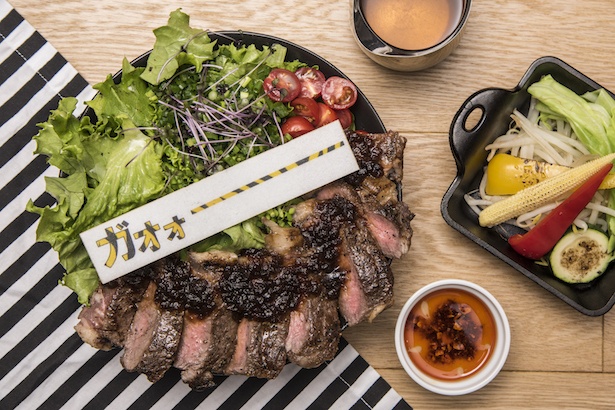 外をカリっと中はジューシーに仕上げたサーロインステーキをご飯にオンした「ガオォーーーーサーロインステーキ丼」(100g1280円、200g2280円)