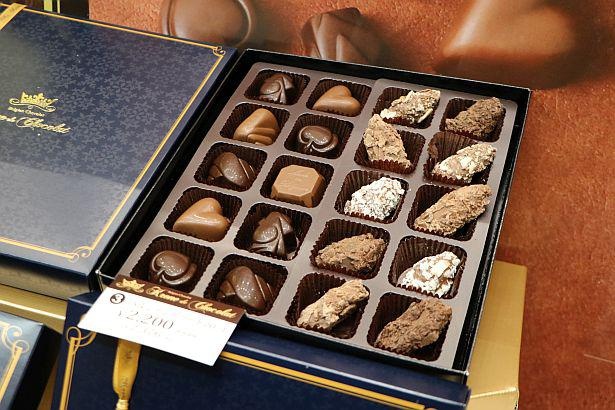 ベルギー直輸入チョコレートがギッシリ入ったお手頃プライスの「クローネ・ド・ショコラ ベルジャンアソート」(20個入り2376円)
